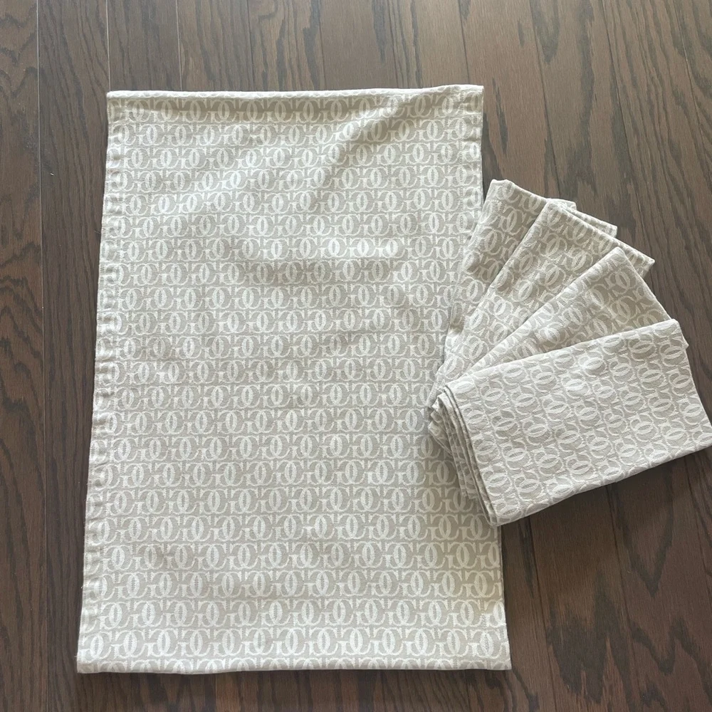 WILLIAMS SONOMA Grande Cuisine Monogram Jacquard Table Runner Plus 4 Nap…